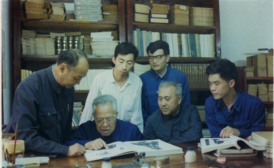 徐中舒先生与助手和研究生在一起（摄于1983年，前排左二为徐中舒先生，徐亮工先生提供）